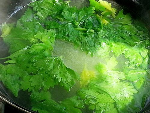 【芹菜花生米】