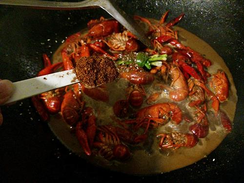 【吮指回味十三香啤酒小龙虾】