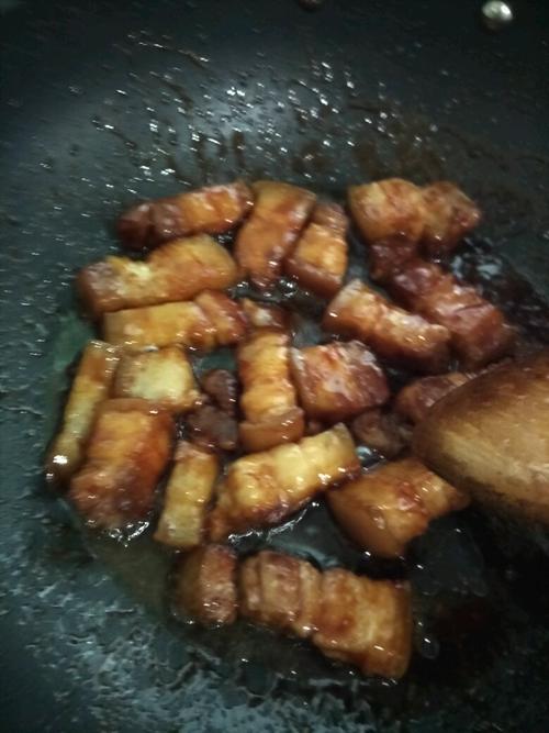 【土豆焖红烧肉】