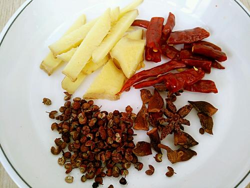 【香辣干锅鸡翅】