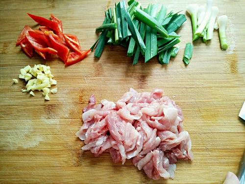 【蒜苗炒肉】