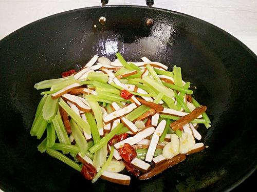 【芹菜炒香干】