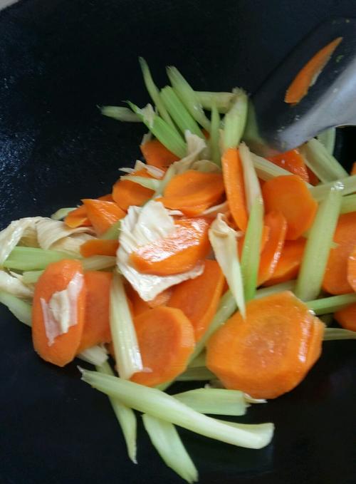 【素炒芹菜胡萝卜腐竹】