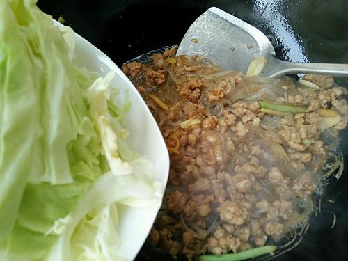 【肉末粉丝圆白菜】