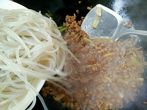 【肉末粉丝圆白菜】