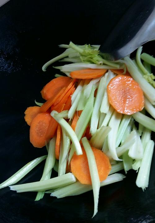 【素炒芹菜胡萝卜腐竹】