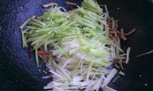 【肉炒萝卜丝】