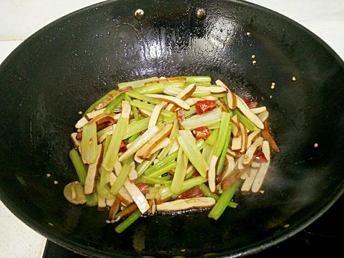 【芹菜炒香干】