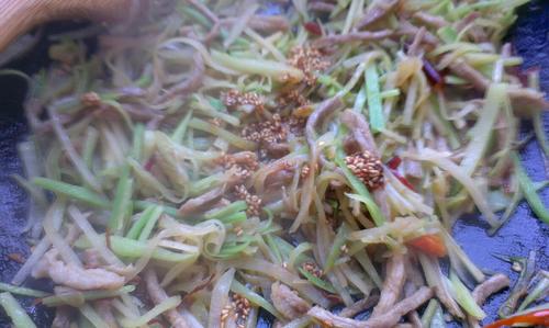 【肉炒萝卜丝】