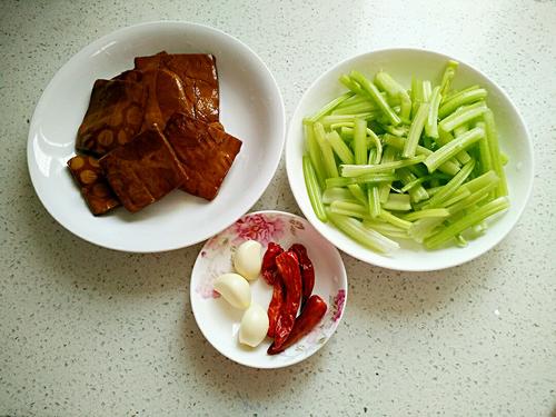 【芹菜炒香干】