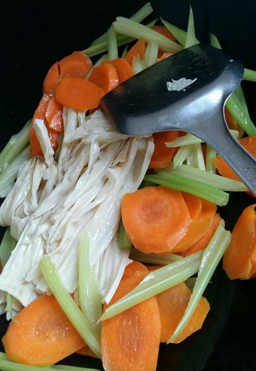 【素炒芹菜胡萝卜腐竹】