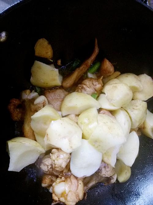 【土豆焖鸡】