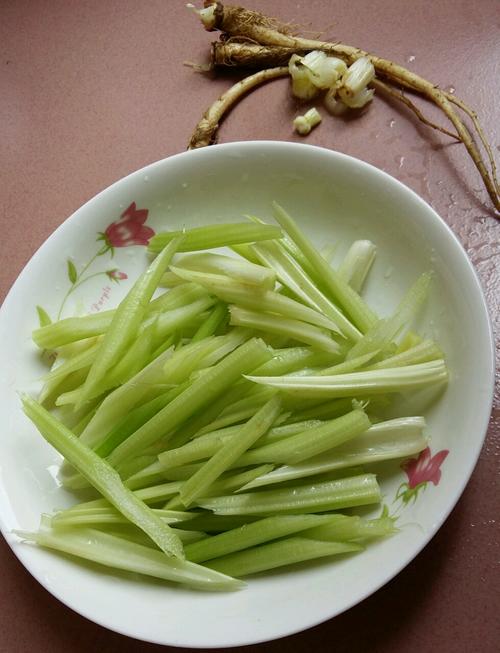 【素炒芹菜胡萝卜腐竹】