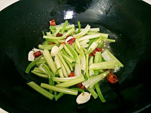 【芹菜炒香干】