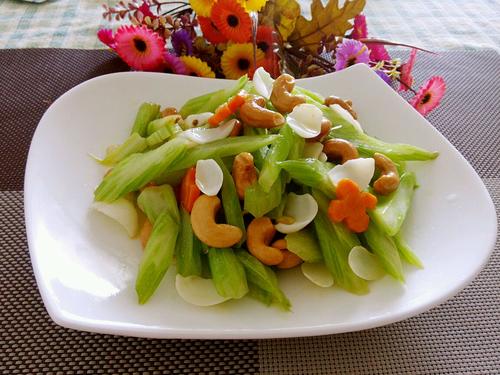 【西芹百合炒腰果】