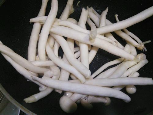 【海鲜菇炒鸡丝】