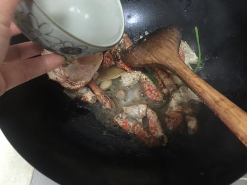 【葱姜炒鳕蟹】