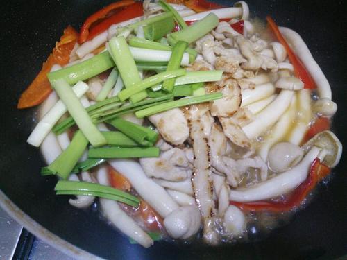 【海鲜菇炒鸡丝】