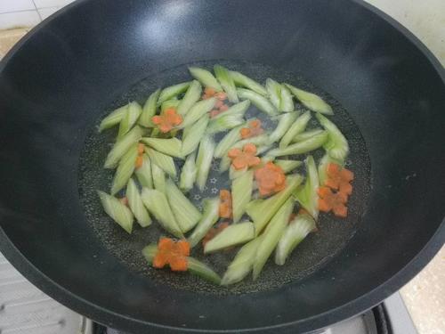 【西芹百合炒腰果】