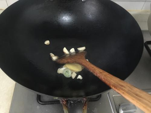 【葱姜炒鳕蟹】