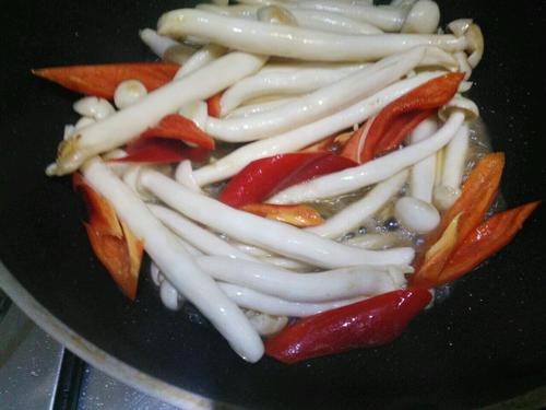 【海鲜菇炒鸡丝】