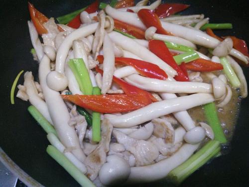 【海鲜菇炒鸡丝】