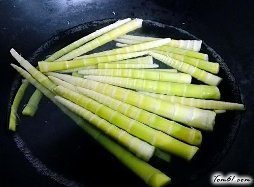 【野笋炒腊肠】