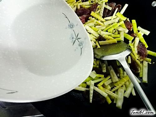【野笋炒腊肠】