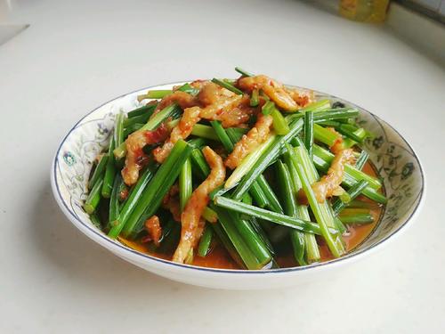 【韭菜花炒肉丝】