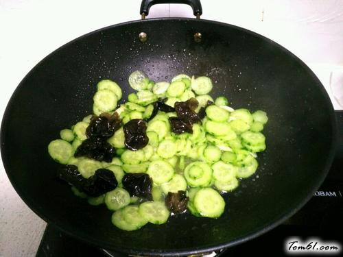 【黄瓜炒木耳】