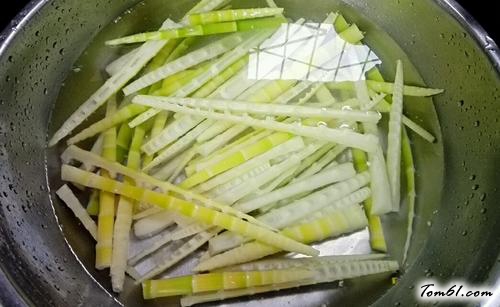 【野笋炒腊肠】