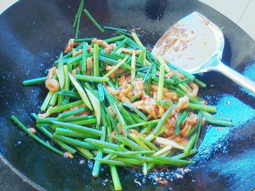 【韭菜花炒肉丝】