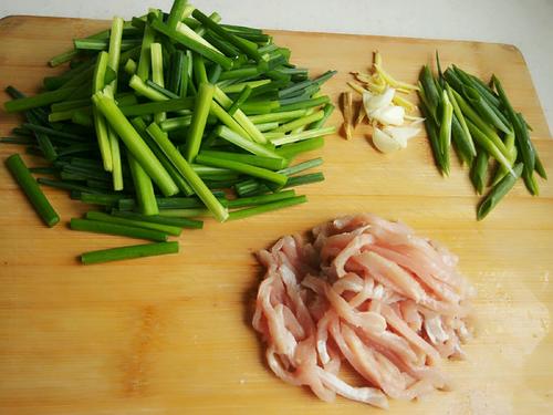 【韭菜花炒肉丝】