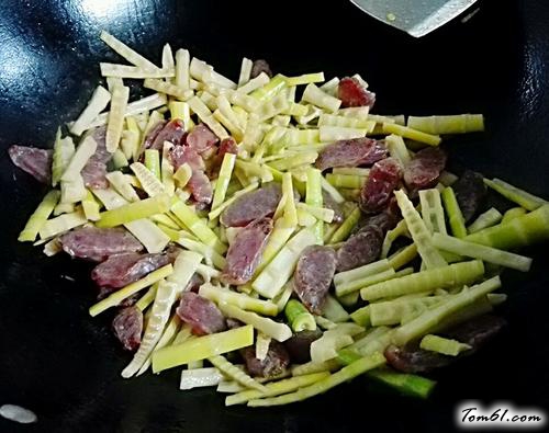 【野笋炒腊肠】