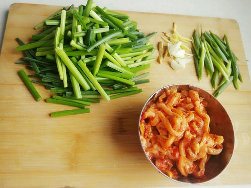 【韭菜花炒肉丝】