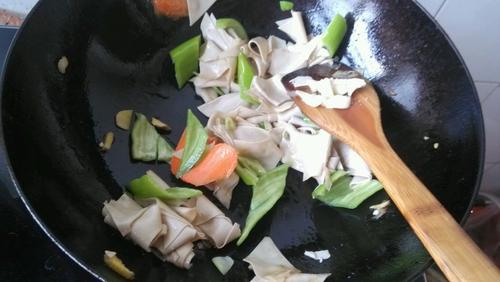 【青椒炒豆皮】