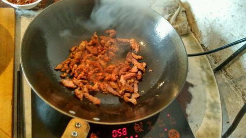 【莲花白炒肉】