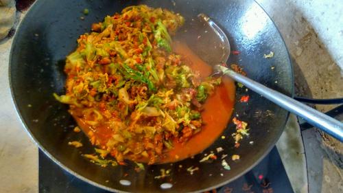 【莲花白炒肉】