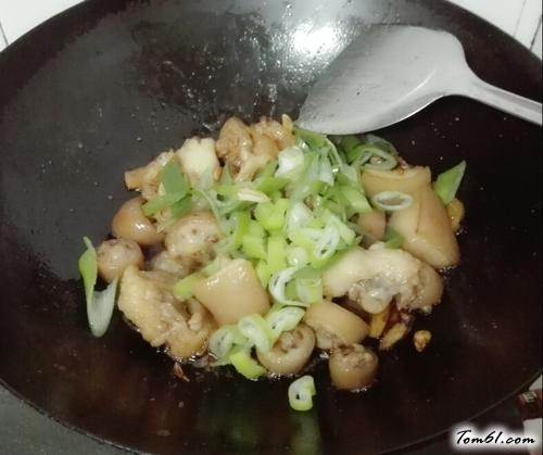 【姜葱焖猪尾巴】