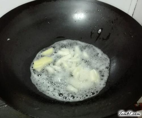 【姜葱焖猪尾巴】