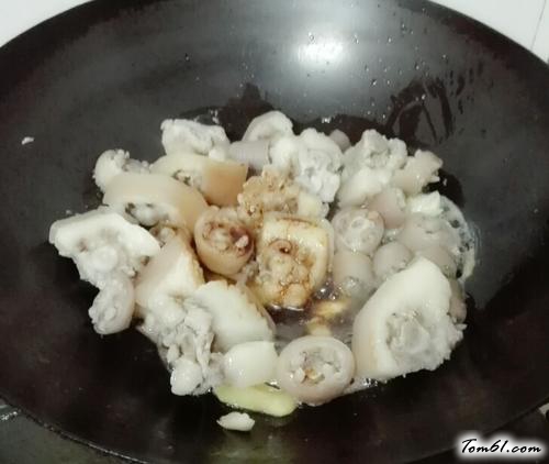 【姜葱焖猪尾巴】