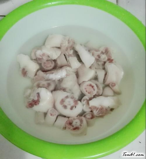 【姜葱焖猪尾巴】