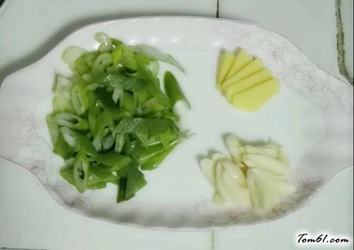 【姜葱焖猪尾巴】