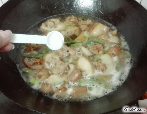 【姜葱焖猪尾巴】