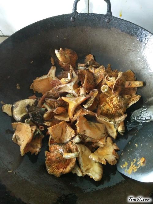 【枞树菌瘦肉汤】