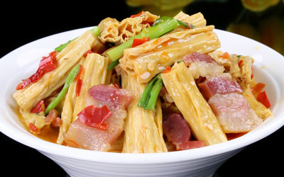 腊肉水煮腐竹，腐竹的美味私房吃法