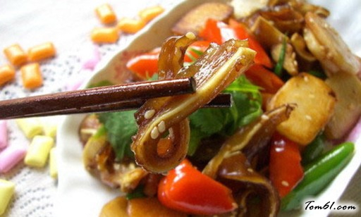 五花肉炒小年糕，小年糕用五花肉来炒更好吃