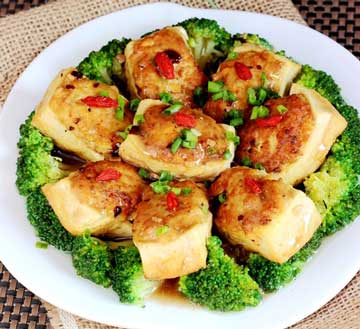 经过改良的私房版客家酿豆腐，老少皆宜、清