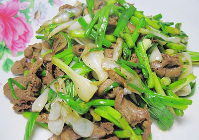 青蒜炒鸡心的做法，青蒜苗炒鸡心也很好吃