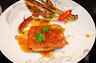 香椿芽酿豆腐，滋味特殊的香椿芽新吃法